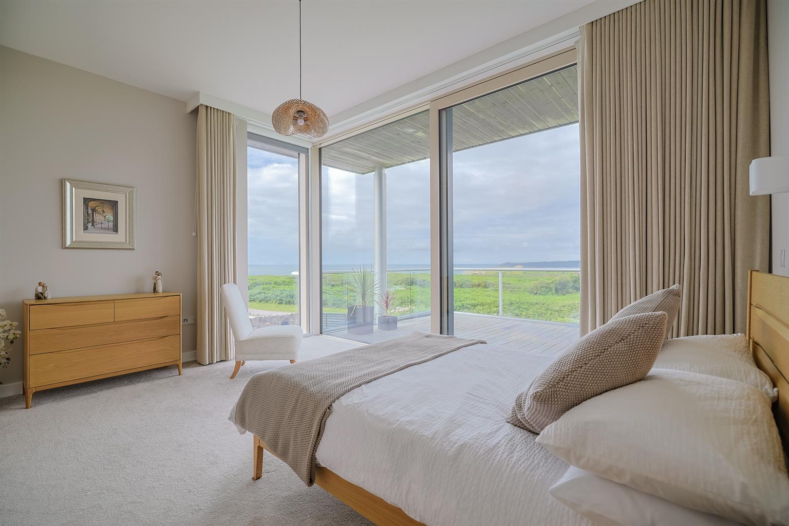 East Cliff, Southgate, Swansea, SA3 2AS
